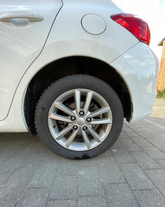 Toyota Auris cena 24500 przebieg: 252376, rok produkcji 2011 z Bogatynia małe 79